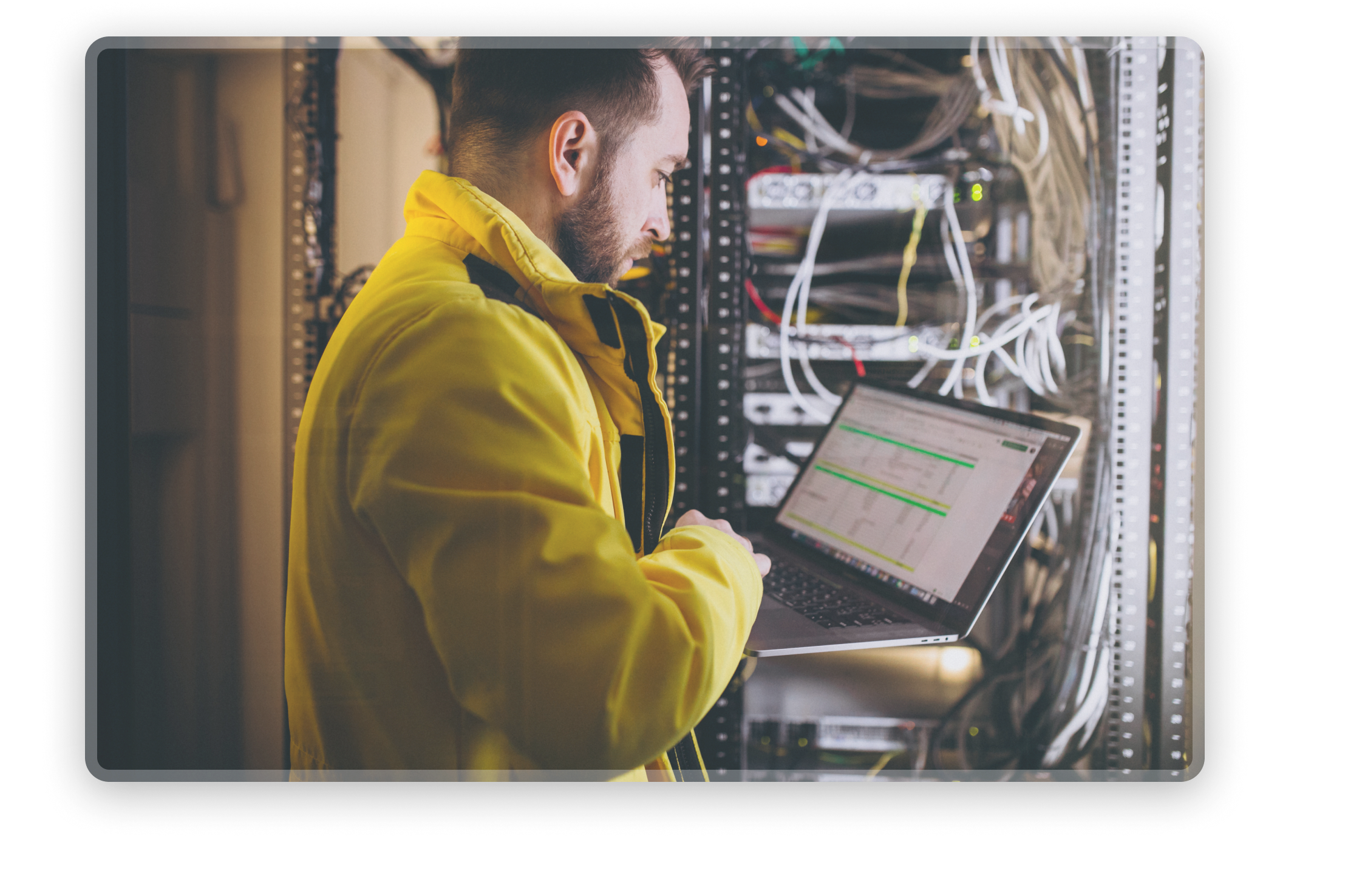 Sécurité – Installation Réseau Technicien gérant la sécurité du réseau sur un événement