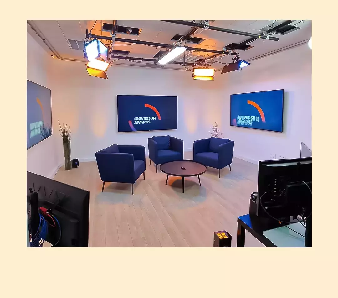 Studio Mediactive avec écrans et matériel de captation vidéo