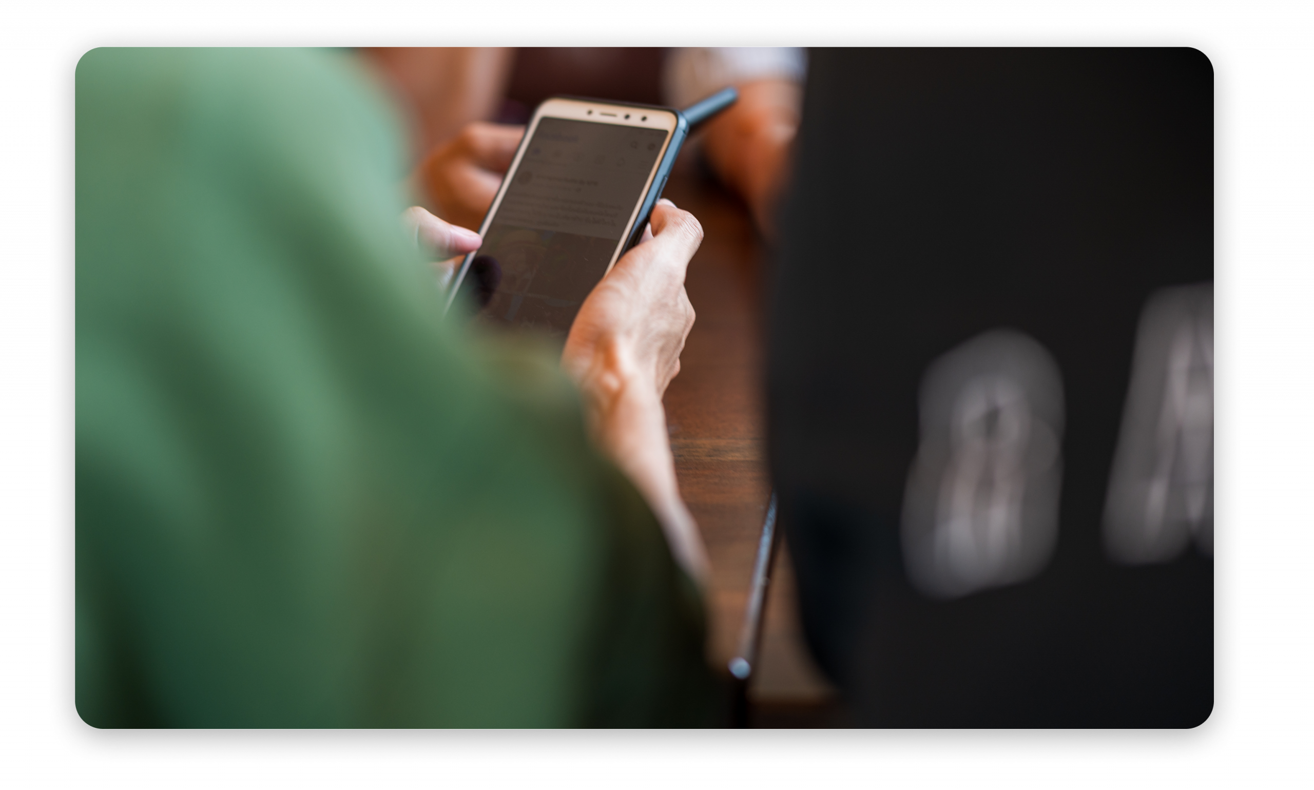 Homme utilisant son téléphone portable lors d'une conférence pour répondre à un quiz